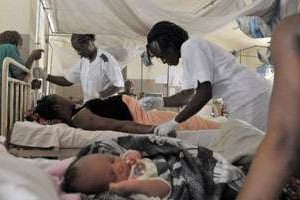 Des infirmières au chevet d’une femme sur le point d’accoucher à l’hôpital central de Freetown. © AFP