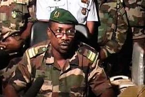 Le colonel Goukoye Abdul Karim lit le premier communiqué de la junte, le 18 février. © Reuters