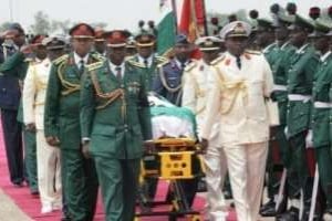 Le cercueil du président Umaru Yar’Adua escorté à l’aéroport d’Abuja, le 6 mai 2010. © AFP