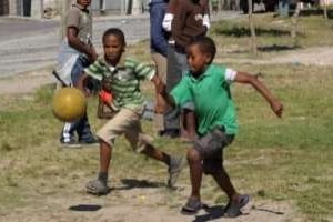 Des enfants jouent au football dans un township du Cap, le 2 décembre 2009. © AFP/Archives – Alexander Joe