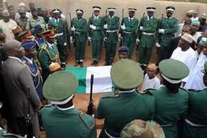 L’enterrement d’Umaru Yar’Adua le 6 mai, auquel Goodluck Jonathan était absent. © AFP