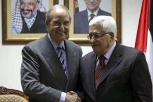 L’émissaire américain George Mitchell et le président du chef de l’OLP Mahmoud Abbas. © AFP
