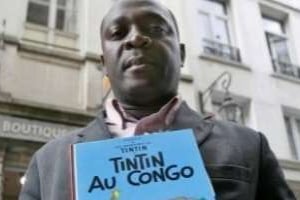 Mbutu Mondondo Bienvenu pose avec un album de « Tintin au Congo », le 7 août 2007 à Bruxelles. © AFP.