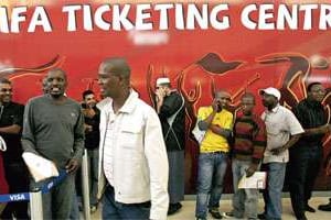 File d’attente pour l’achat de billets dans un centre commercial de Soweto. © Themba Hadebe/AP/SIPA