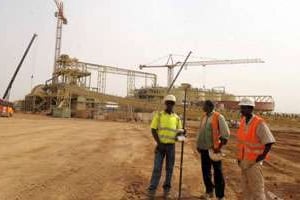 Devant le site de construction de la mine d’or d’Essakane, dans le nord du Burkina Faso. © AFP