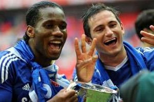 Didier Drogba et Franck Lampard avec le trophée de la Cup remportée par Chelsea. © AFP