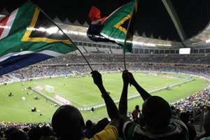 Des supporteurs sud-africains lors d’un match au stade Moses-Mabhida de Durban. © JON HRUSA/EPA/CORBIS