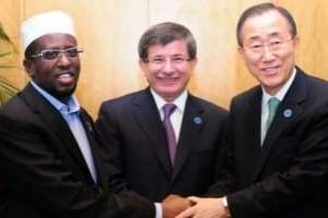 Ban Ki-moon, Sharif Sheikh Ahmed et Ahmed Davutoglu le 22 mai à Istambul © AFP