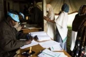 Dans un bureau de vote dans le village de Debre Zeyt le 23 mai 2010. © AFP