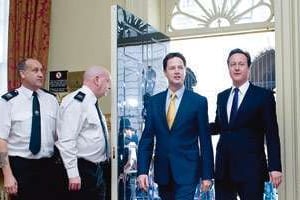 Nick Clegg et David Cameron font leur entrée au 10, Downing Street. © Reuters