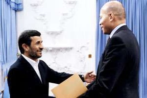 Karim Wade, reçu à Téhéran, le 31 mars, par Mahmoud Ahmadinejad. © D.R.