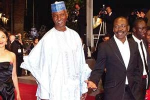 Mahamat-Saleh Haroun (à dr.) avec son acteur fétiche Youssouf Djaoro (en boubou) le 17 mai. © Niviere/Lydie/Niko/SIPA