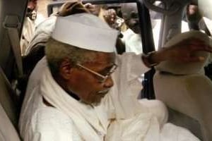 L’ancien dictateur tchadien Hissène Habré quittant le tribunal de Dakar, en novembre 2005. © STR/AFP