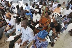 Des victimes attendant leur indemnisation, le 9 avril, à Abidjan. © Sia Kambou/AFP
