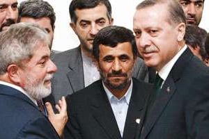 De g. à dr., Luiz Inacio Lula da Silva, Mahmoud Ahmadinejad et Recep Tayyip Erdogan, le 17 mai. © Vahid Salem/AP/SIPA