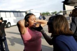 Interpellation d’une immigrée clandestine en juillet 2009, à l’aéroport de Phoenix, Arizona. © Carlos Barria/Reuters