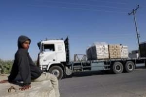 Près du terminal de Rafah, le 13 mai 2010, lors de l’arrivée d’une cargaison de ciment. © AFP