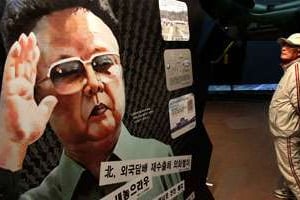 Portrait de Kim Jong-Il exposé au War Memorial, à Séoul, le 23 Mai. © Jo Yong Hak/Reuters