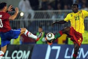 L’attaquant camerounais Vincent Aboubakar (d.) aux prises avec le milieu de terrain serbe Stankovic. © AFP