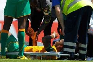 Le capitaine et buteur des Éléphants, Didier Drogba, après sa blessure, le 4 juin 2010 à Sion. © AFP