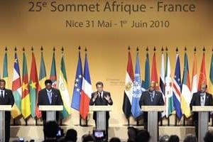 Nicolas Sarkozy, entouré de Paul Biya, Bingu Wa Mutharika, Jacob Zuma et Mélès Zenawi. © AFP