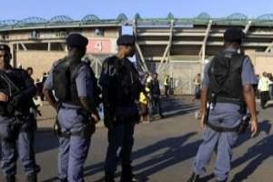Des policiers sud-africains devant le stade de Pretoria, le 7 juin 2010. © AFP