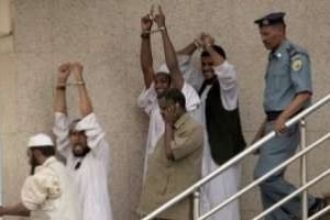 Les quatre islamistes, à la sortie du tribunal de Khartoum le 24 juin 2009. © AFP