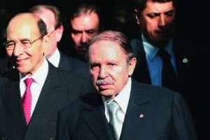 A. Bouteflika a promu N.Y. Zerhouni (à g.) au nouveau poste de vice-Premier ministre. © Fayez Nureldine/AFP