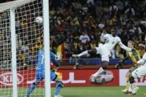 Le défenseur ghanéen Jonathan Mensah essaie de marquer contre l’Australie le 19 juin. © AFP