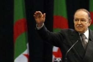 Abdelaziz Bouteflika était entouré du Premier ministre, et de deux de ses ministres. © AFP