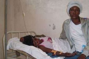 Une survivante sur son lit d’hôpital, le 22 juin 2010 à Pointe-Noire, au Congo. © AFP