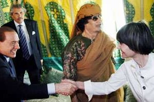 De g. à dr., Silvio Berlusconi, Mouammar Kaddafi et Micheline Calmy-Rey, le 13 juin à Tripoli. © AFP