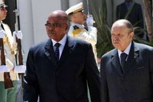 Le président sud-africain Jacob Zuma et son homologue algérien, Abdelaziz Bouteflika, en mai 2010. © Fayez Nureldine/AFP