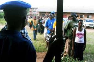 Un poilicier burundais de garde à l’entrée d’un bureau de vote, le 24 mai 2010 à Bujumbura. © AFP