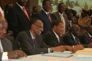 Les cinq présidents de l’EAC signent l’accord d’Arusha, le 20 novembre 2009. © D.R.
