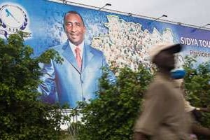 Une affiche de campagne du candidat Sidya Touré à Conakry. © Youri Lenquette pour J.A.