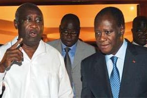 Les sondages TNS-Sofres donnent Gbagbo (à g.) systématiquement gagnant face à Ouattara. © Sia Kambou/AFP