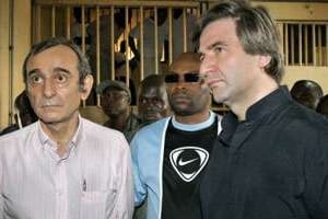 Claude Dauphin (g.) et Jean-Pierre Valentin, deux gérants de Trafigura, détenus à Abidjan en 2006 © AFP