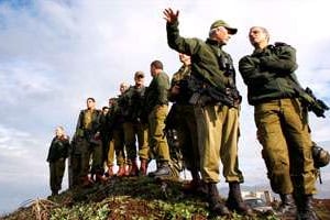 Des membres de l’état-major de Tsahal observant des exercices militaires sur le plateau du Golan. © Gil Cohen Magen/Reuters