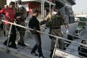 Des réfugiés en provenance de Libye, arrêtés par la marine italienne. © AFP