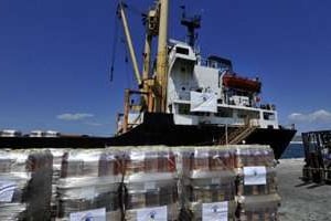Chargement de marchandises sur le cargo libyen Amalthea, dans le port de Lavrio en Grèce, le 9 juil © AFP