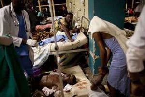 Des victimes des attentats à l’hôpital Mulago, le 11 juillet 2010 à Kampala. © AFP