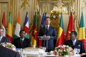 Nicolas Sarkozy accueille douze chefs d’État africains à l’Elysée à Paris le 13 juillet 2010. © AFP