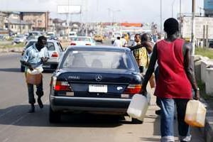 Vendeurs d’essence à la sauvette, à Lagos. © AFP