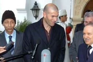 Mustapha Bouteflika (à g.) avec Zinedine Zidane et son frère, le président Abdelaziz Bouteflika. © AFP