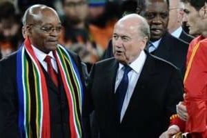 Jacob Zuma et Sepp Blatter à l’issue de la finale du mondial le 11 juillet 2010 à Johannesburg. © AFP