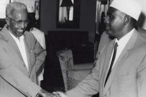 Abdirashid Ali Sharmarke et Aden Abdullah Osman Daar, le 26 juin 1960, dans la capitale somalienne. © AFP