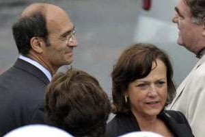 Le ministre Éric Woerth (à g. avec son épouse Florence) est soupçonné de conflit d’intérêt. © AFP