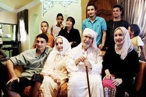 Avec sa mère, sa soeur, ses fils et petits-fils, le jour de son retour à Tripoli. © Sipa