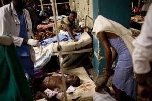 Des victimes des attentats à l’hôpital Mulago, le 11 juillet 2010 à Kampala. © AFP
